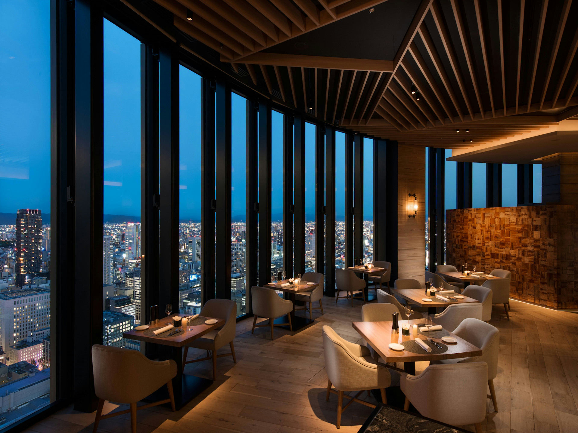 40 Sky Bar & Lounge at The Conrad