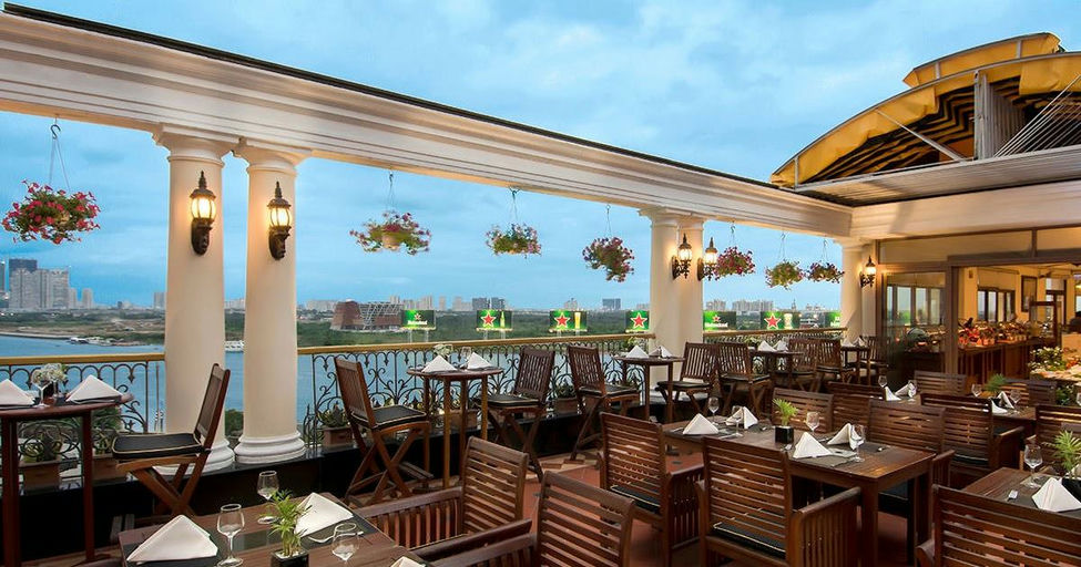 Breeze Sky Bar at Hotel Majestic