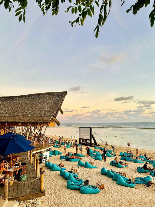 Sundays Beach Club